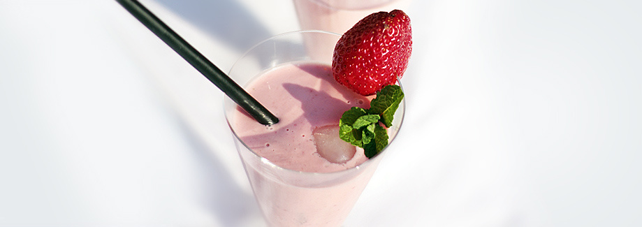 Strawberry yoghurt-shake with Pödör flaxseed oil and raspberry balsamico