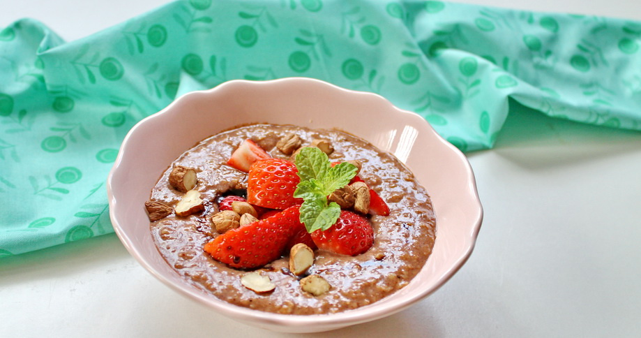 Morning porridge with hazelnut oil and cocoa