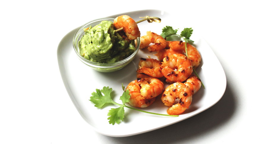 Grilled shrimps with hempseed oil avocado cream