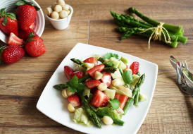 Asparagus- strawberry  salad with  macadamia nuts